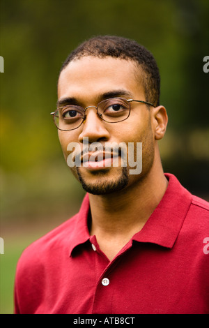 Kopf und Schulter Porträt des afroamerikanischen erwachsenen Menschen Stockfoto