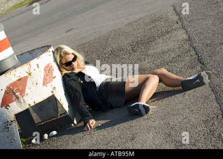 Droge süchtig Frauen liegen auf dem asphalt Stockfoto