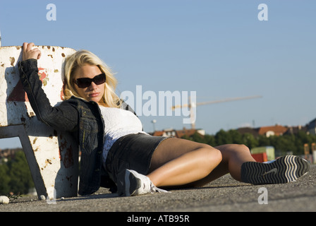 Droge süchtig Frauen liegen auf dem asphalt Stockfoto