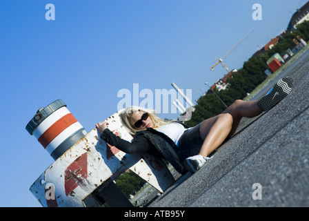 Droge süchtig Frauen liegen auf dem asphalt Stockfoto