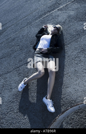 Droge süchtig Frauen liegen auf dem asphalt Stockfoto