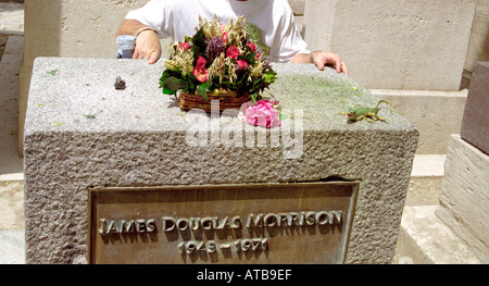 Besucher mit Kunststoff Eidechse am Grab von Jim Morrison im Friedhof Pere Lachaise Paris Frankreich dem meistbesuchten Friedhof in th Stockfoto