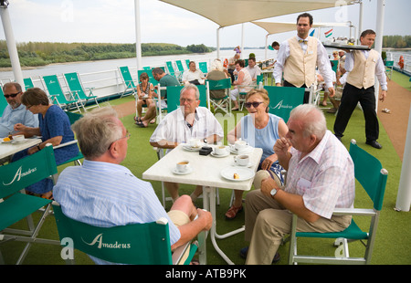 Passagiere auf einer Donau Kreuzfahrt Kaffee trinken auf dem Sonnendeck des Kreuzers "MS Amadeus Royal" Stockfoto