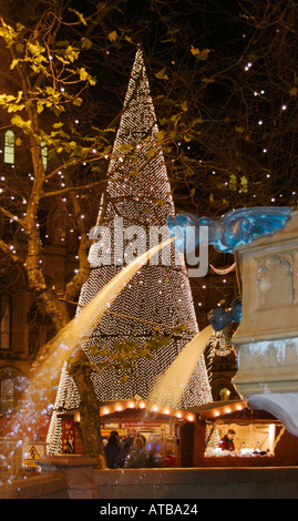 Weihnachten in Albert Square, Manchester. Ein Weihnachtsbaum und die Victoria Jubiläum Brunnen. Stockfoto