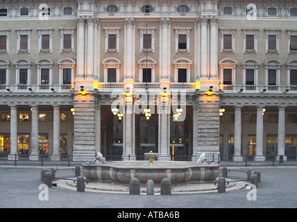 Ein Einkaufszentrum auf der Via Cel Corso vom Piazza Colonna, Rom gesehen. Stockfoto