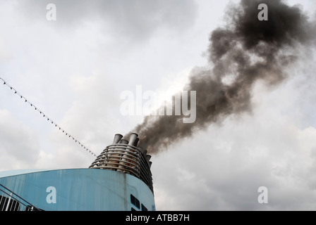 Rauch aus den Auspuffrohren der großen Fähre Schiff Italien Stockfoto