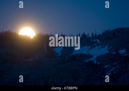 Full Moon rising Abend über Mountain ridge Desolation Wilderness El Dorado National Forest Kalifornien Stockfoto
