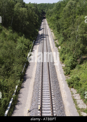 schnurgerade Strecke umgeben von Wald, Deutschland Stockfoto