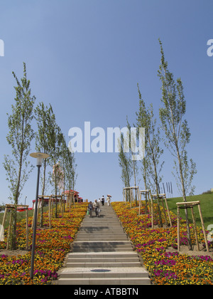 Treppen mit Blumenbeeten und Reihen von Pappeln auf der Bundesrepublik Garten Ausstellung 2007 Gera und Ronneburg, Bundesgartenschau, Deutschland Stockfoto