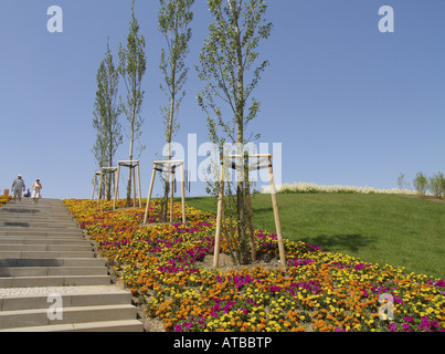 Treppen mit Blumenbeeten und Reihen von Pappeln auf der Bundesrepublik Garten Ausstellung 2007 Gera und Ronneburg, Bundesgartenschau, Deutschland Stockfoto