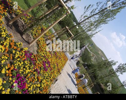 Treppen mit Blumenbeeten und Reihen von Pappeln auf der Bundesrepublik Garten Ausstellung 2007 Gera und Ronneburg, Bundesgartenschau, Deutschland Stockfoto