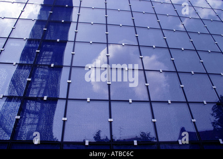 Ultra moderne transluzente kubische Herz Jesu Kirche München blaues Glas Kirchenfenster zeigen Nagel Alphabet Bayern Deutschland Stockfoto