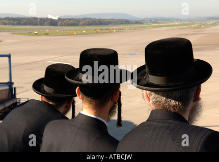 Orthodoxe Juden beobachten die Landebahn am Flughafen in Zürich, Schweiz Stockfoto