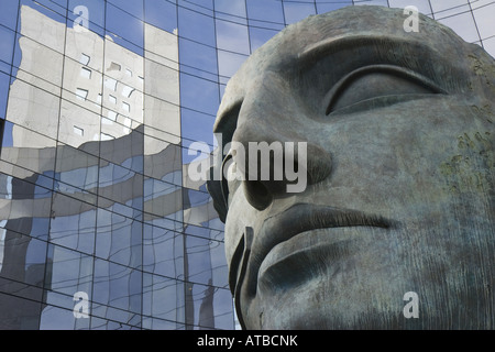 Skulptur vor Glasfassade in La Defense, France, Paris Stockfoto