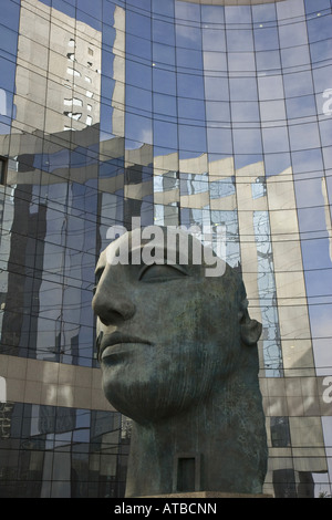 Skulptur vor Glasfassade in La Defense, France, Paris Stockfoto