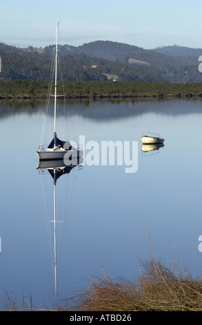 Festgemachten Boote schwimmend auf dem Huon River (Tasmanien). Foto von Bruce Miller 7 02 Stockfoto