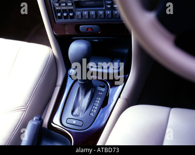 im Auto-Schalthebel Stockfoto