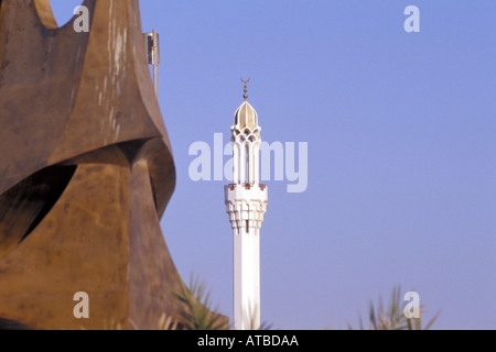 Moschee an der Corniche in Dschidda hinter einer Skulptur Stockfoto