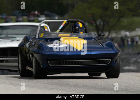 Brandon Ryder Rennen seiner 1966 Chevrolet Corvette Roadster bei der SVRA Vintage GT Challenge in Road America 2004 Stockfoto