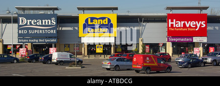 Lakeside aus Stadt Einzelhandel shopping Komplex konkurrierenden Möbel zu speichern, Zeichen und Einfahrt-Überdachung Stockfoto