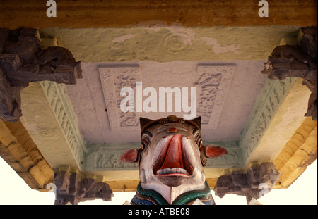 Geschnitzte Nandi bei Ekambareswarar oder Ekambaranathar Hindu Tempel gewidmet Die Gottheit Shiva in Kanchipuram oder Kanchi im Zustand Tamil Nadu Indien Stockfoto