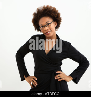 Porträt der Frau mit Afro tragen Brillen vor weißem Hintergrund Stockfoto