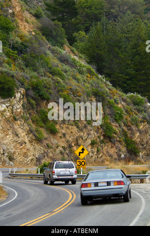 Auto und Geschwindigkeit Sicherheit Warnung anmelden Kurve entlang Highway One 1Big Sur Küste Monterey County in Kalifornien Stockfoto