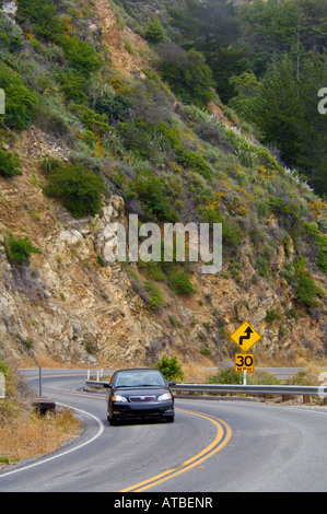 Auto und Geschwindigkeit Sicherheit Warnung anmelden Kurve entlang Highway One 1Big Sur Küste Monterey County in Kalifornien Stockfoto