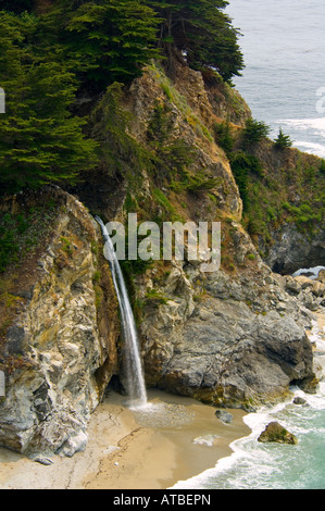 McWay Falls fließt auf Sand Strand Julia Pfeiffer Burns State Park Big Sur Küste Monterey County in Kalifornien Stockfoto