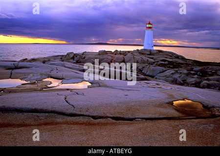 Peggys Cove Leuchtturm kurz vor einem Gewitter bei Sonnenuntergang, Nova Scotia, Kanada Stockfoto