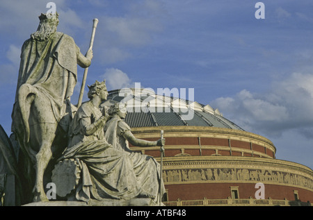Blick auf die Royal Albert Hall aus dem Albert Memorial Kensington London England UK Stockfoto