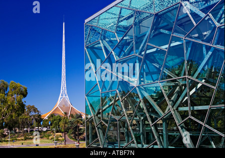 Malerischen Melbourne / Melbourne Sehenswürdigkeiten, Federation Square Atrium (Vordergrund) und Melbourne Arts Centre, im Hintergrund. Stockfoto