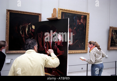 Ein Künstler kopiert ein Gemälde im Louvre in Paris Frankreich Stockfoto