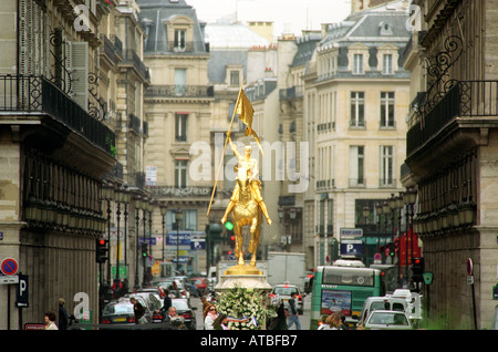 Statue von Jeanne d ' Arc am Ort des Pyamides in Paris Frankreich Stockfoto
