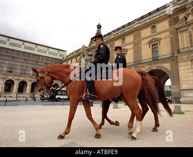 Polizei oder Gendarmerie montiert auf Patrouille in Paris Frankreich Stockfoto