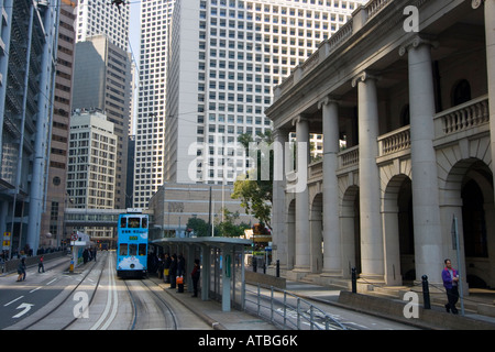 Straßenbahn und Legco Building in Hong Kong Stockfoto