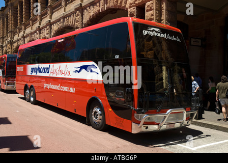 Modernes rotes Greyhound Bus oder Trainer an die Endstation ihrer Reise. Long Distance Bus oder Bus; öffentliche Verkehrsmittel Australien; Australian Transport. Stockfoto