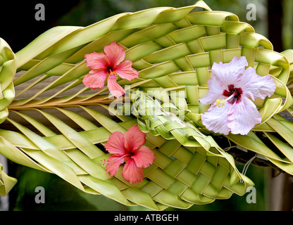 Polynesische Blumenschmuck hergestellt aus Palm Blätter in Bora Bora, Französisch-Polynesien Stockfoto