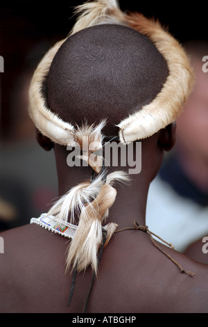 traditionelle Impala Kopfschmuck der Zulu Tänzer während einer Stammes-Performance in Kwazulu Natal, Südafrika Stockfoto