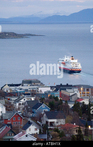 Schiff Finnmarken verlassen den Hafen von Harstad, Norwegen Stockfoto