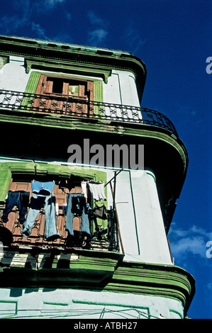 Kuba-Havanna - Balkon mit heraus waschen trocknen gegen blauen Himmel in einer Wohnstraße in Centro Habana Stockfoto