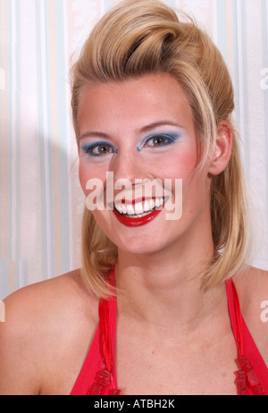 Junge, blonde Frau 20-30 lächelnde Junge Blonde Frau lächelt Stockfoto