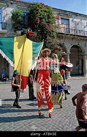 Kuba Havanna La Habana Habana Vieja Karneval Tänzer in Tracht in der Altstadt Plaza De La Catedral Stockfoto