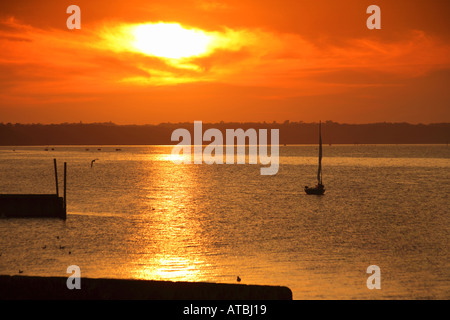 Sonnenuntergang über East Cowes von Ryde Pier Insel wiegt UK Stockfoto