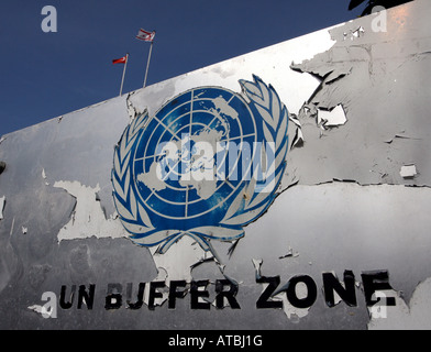 Ein UN Grenze Zone Schild mit türkischen Flaggen im Hintergrund in No Man s Land am Ledra Palace Checkpoint Nicosia Zypern Stockfoto