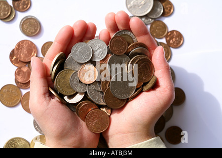 Kinder halten Geld in Händen Stockfoto