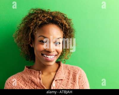 Porträt der hübsche junge Frau auf grünem Hintergrund Stockfoto