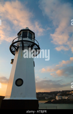 Leuchtturm am Ende der Smeaton s Pier St Ives Stockfoto