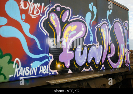 Graffiti Subkultur auf Züge gemalt. Unkenntlich Royal Mail Eisenbahn Güterzug Waggons in Abstellgleis in Thornaby, Stockton on Tees, Großbritannien, Großbritannien Stockfoto