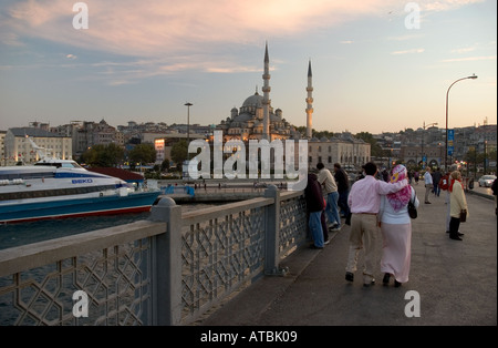 Ein paar überqueren Sie Galata-Brücke auf dem Weg in die Altstadt von Istanbul Stockfoto